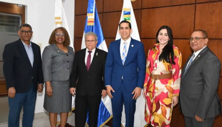 Juramentan representantes del Colegio Médico en CNSS