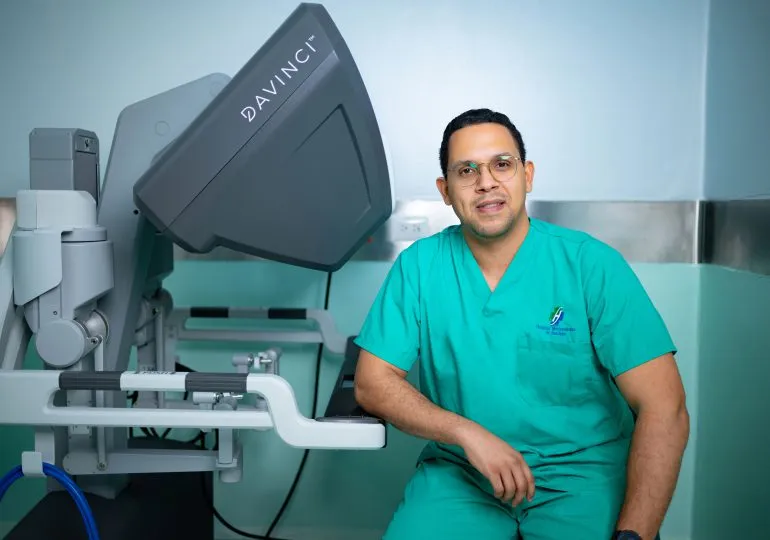 Doctor Sánchez Navarro a la vanguardia de la cirugía robótica en RD desde 2017