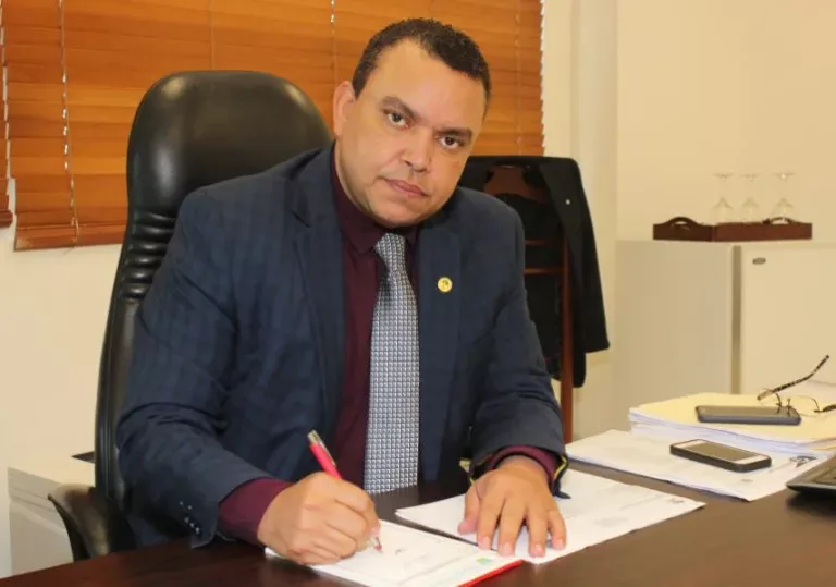 Director del Hospital Ney Arias Lora presenta informe reducción de cuentas
