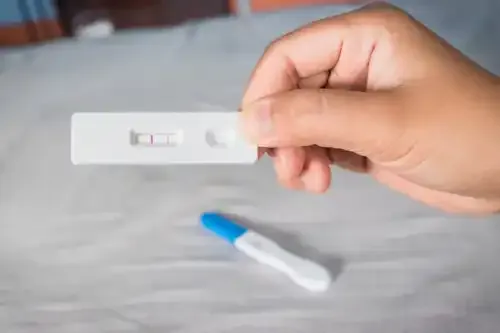 ¿Por qué ocurren los falsos negativos y falsos positivos en la prueba de embarazo?