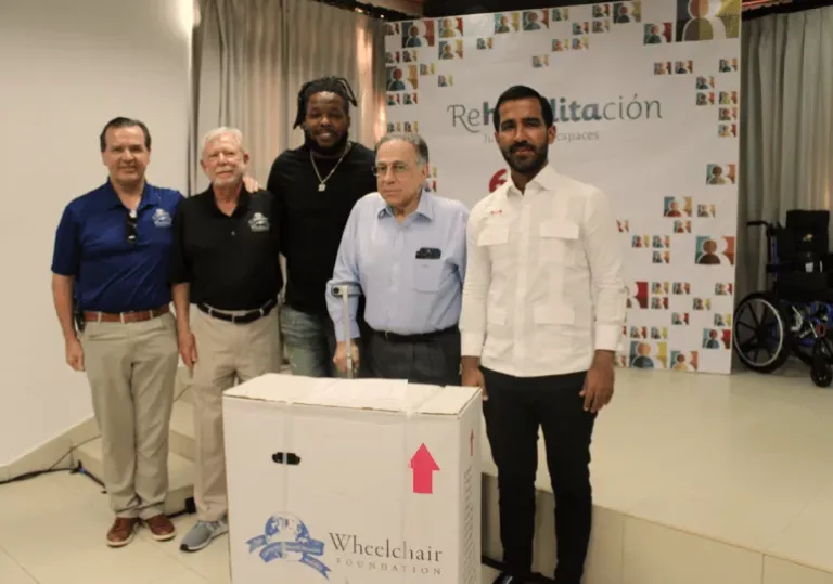 Rehabilitación entrega 85 sillas de ruedas, donadas por Wheelchair Fundation, a usuarios y fundaciones