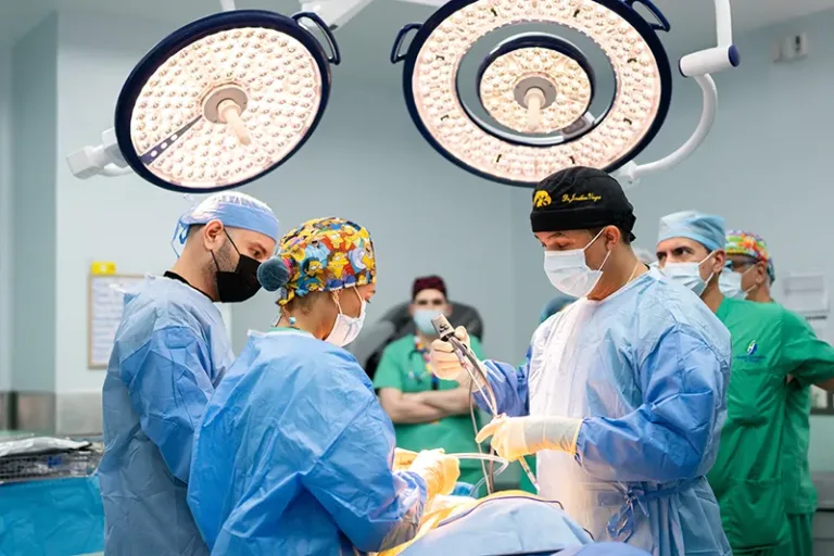 Hospital Metropolitano de Santiago (HOMS) realiza exitosas lobectomías robóticas para cáncer de pulmón en República Dominicana