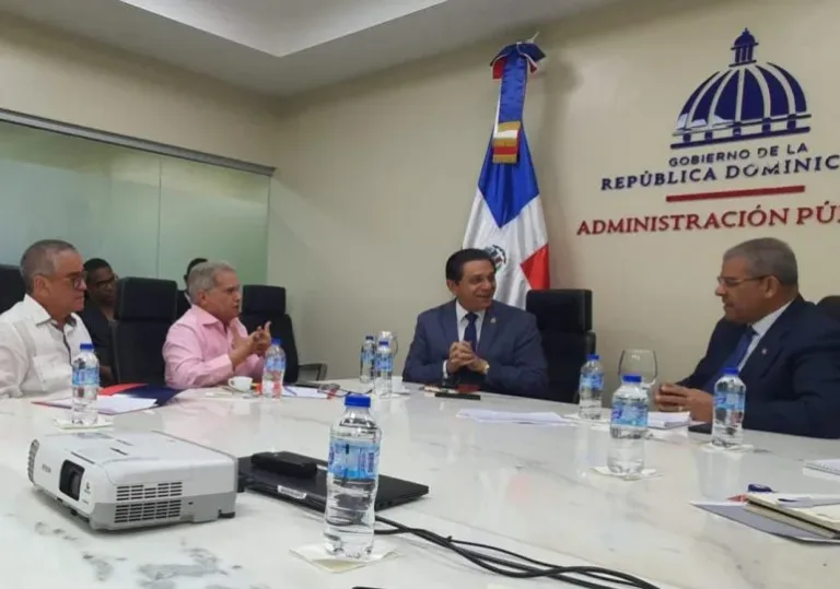 Colegio Médico Dominicano acusa director del MAP en darle larga a sus demandas