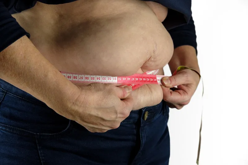 Obesidad y alcohol impulsan el aumento de las tasas de cáncer de intestino en los adultos