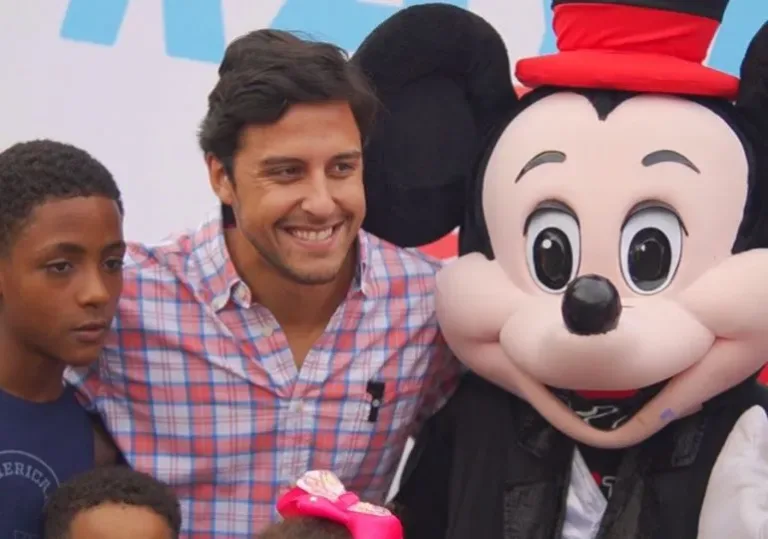 Raymond Rodríguez lleva alegría y felicidad a Cristo Rey; entrega juguetes a cientos de niños