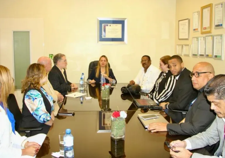 El SRSM y hospitales Hugo Mendoza y Yolentino Dipp reciben misión de EEUU en visita de intercambio