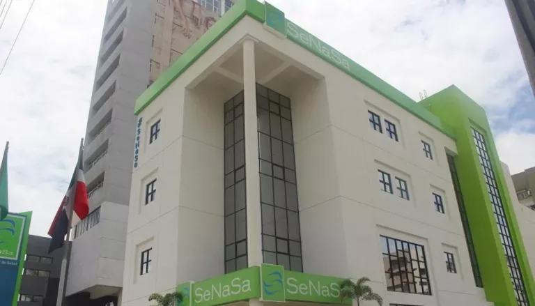Seguro Nacional de Salud obsequia canastillas a primeros bebés nacidos del año