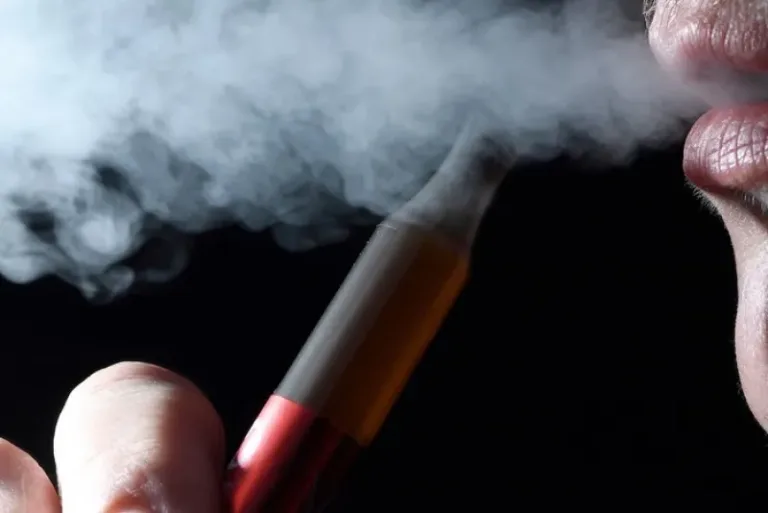 El Reino Unido prohíbe los vapeadores de un solo uso