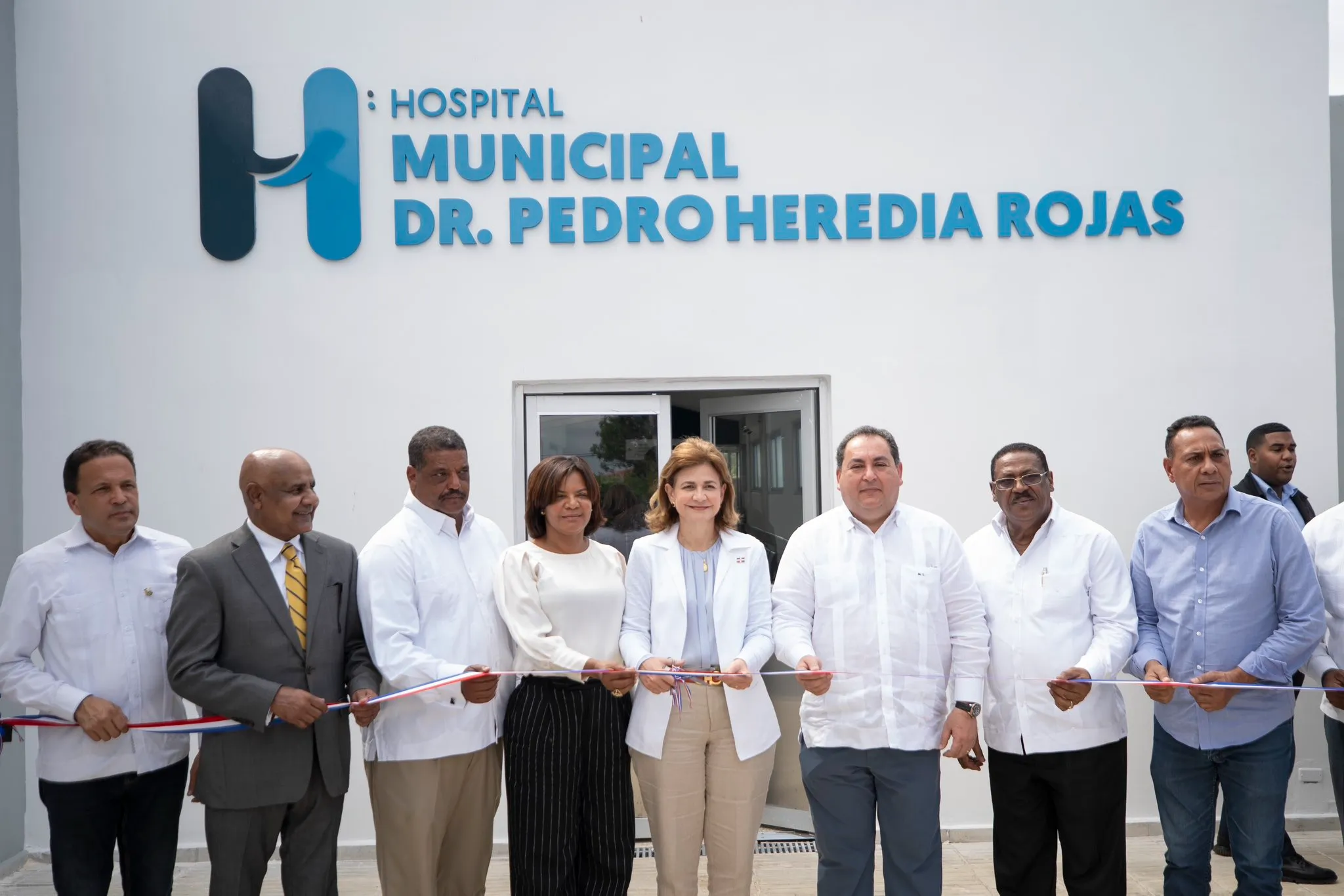 Vicepresidenta inaugura obras de salud en Monte Plata y Arenoso