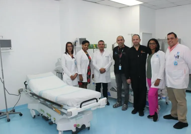 Ney Arias Lora entrega remozada área de Reanimación