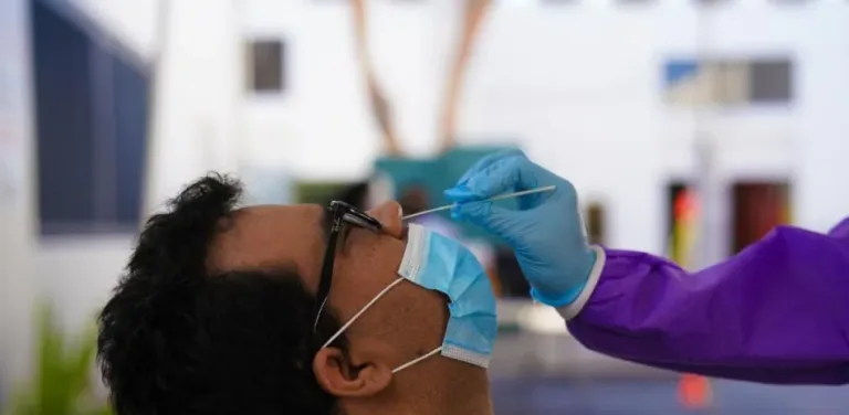 Un estudio señala que no se puede descartar que el SARS-CoV-2 fue creado en un laboratorio