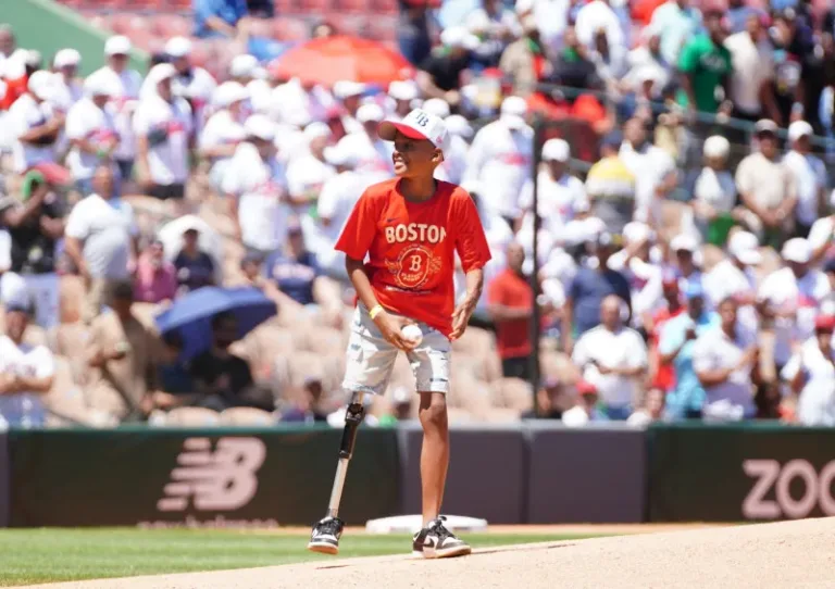 Niño de 13 años participa en juego de exhibición de Grandes Ligas con prótesis gestionada por SeNaSa