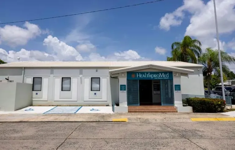 Inauguran centro salud para inmigrantes sin papeles