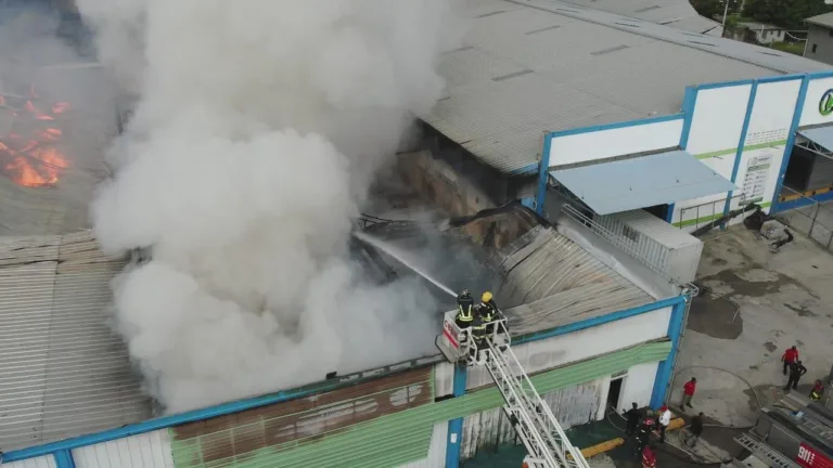 Aseguran-uso-de-drones-resulto-vital-para-controlar-incendio-en-nave-ind.jpeg
