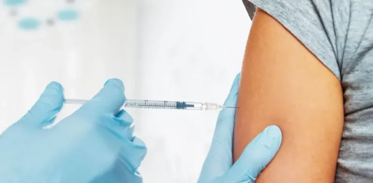 La OMS pide impulsar las vacunas contra el VPH para reducir el cáncer cervical en mujeres