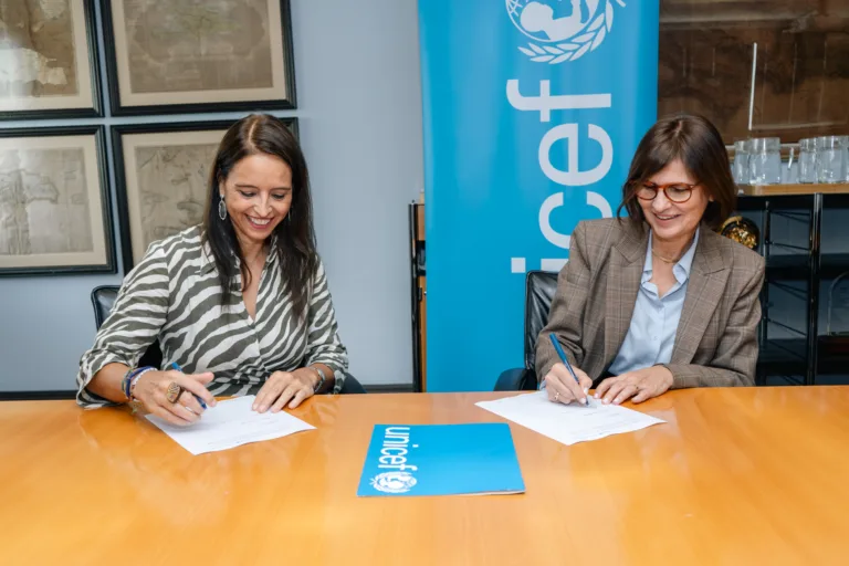 Firma-acuerdo-UNICEF-y-Grupo-Ramos.jpg