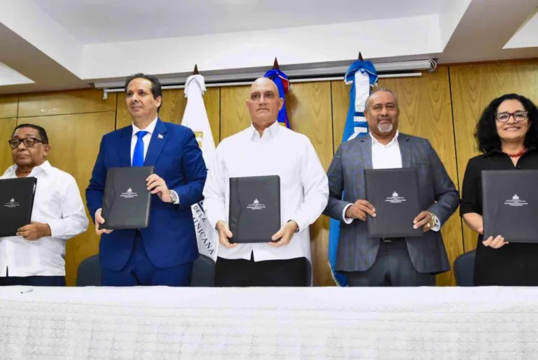 Autoridades-con-el-documento-rubricado-2.jpg