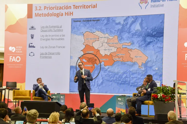 El-director-de-TNR-Claudio-Caamano-y-el-ministro-de-Agricultura-Limber-Cruz-durante-la-presentacion-en-el-Foro-de-la-FAO.jpg