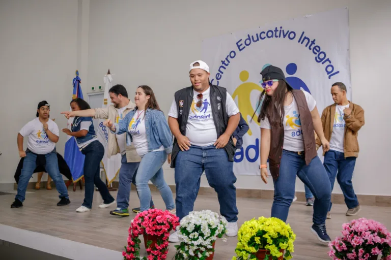 El-grupo-de-danzas-de-ADOSID-deleito-a-los-presentes-con-un-baile-scaled.jpg