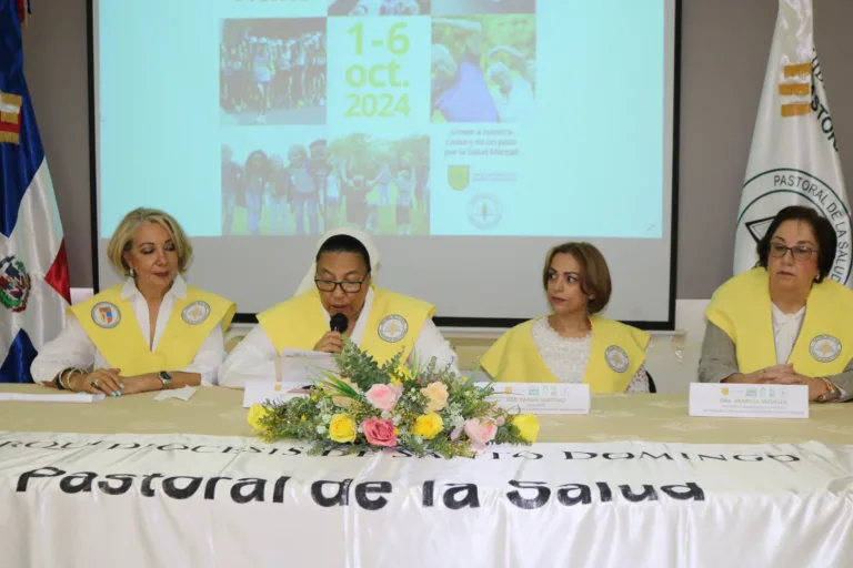 Foto-1-Sor-Trinidad-Ayala-Adames-coordinadora-general-de-la-Pastoral-de-la-Salud-Xiomara-Pimentel-acompanada-por-Lic.-Xiomara-Pimentel-y-las-doctoras-Axinia-Karina-Martinez-y-Arabella-Michelen-1.jpeg