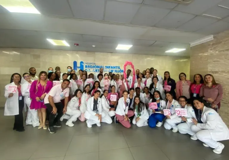 Hospital Arturo Grullon conmemora el Mes Rosa con una caminata por la salud femenina