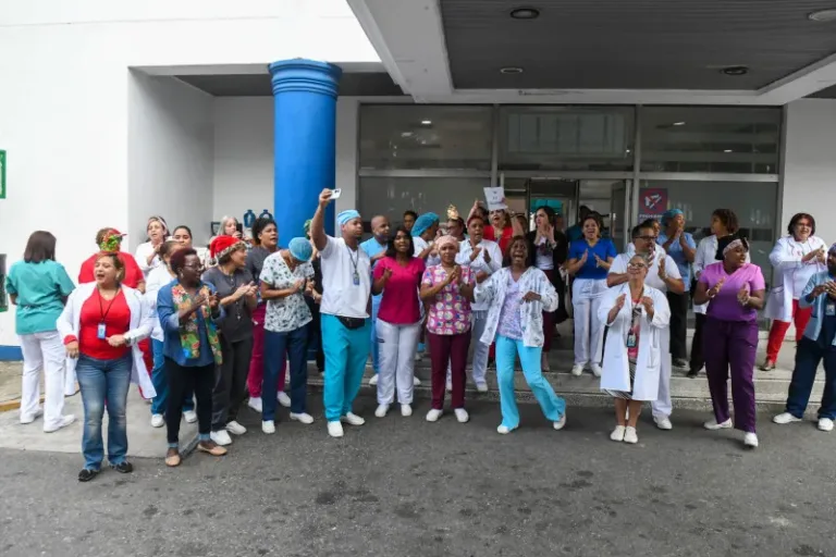Centro de Gastroenterología protesta por ser excluidos de aumento salarial