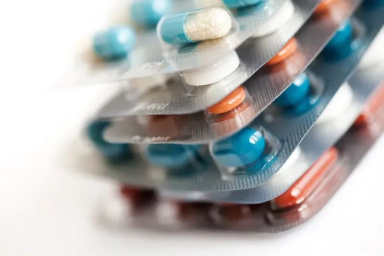 Asocian a los antibióticos, vacunas y antiinflamatorios con un menor riesgo de demencia
