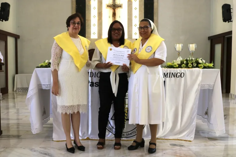 Foto-egresada-de-la-12da-graduacion-Diplomado-en-Humanizacion-de-la-Salud.jpeg
