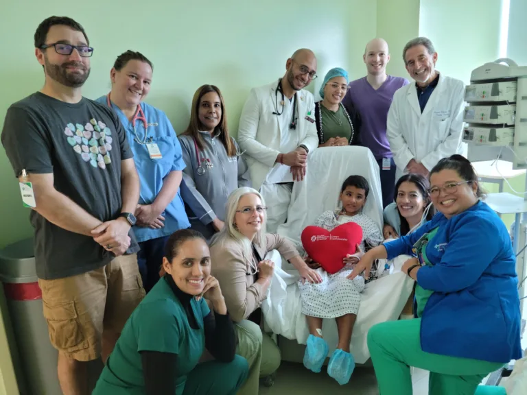Nino-Fanuel-con-equipo-medico-luego-de-intervencion-1-scaled.jpg