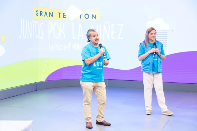 Carlos-Carrera-representante-de-UNICEF-y-Jatnna-Tavarez-Embajadora-Nacional-de-UNICEF-RD-.jpg