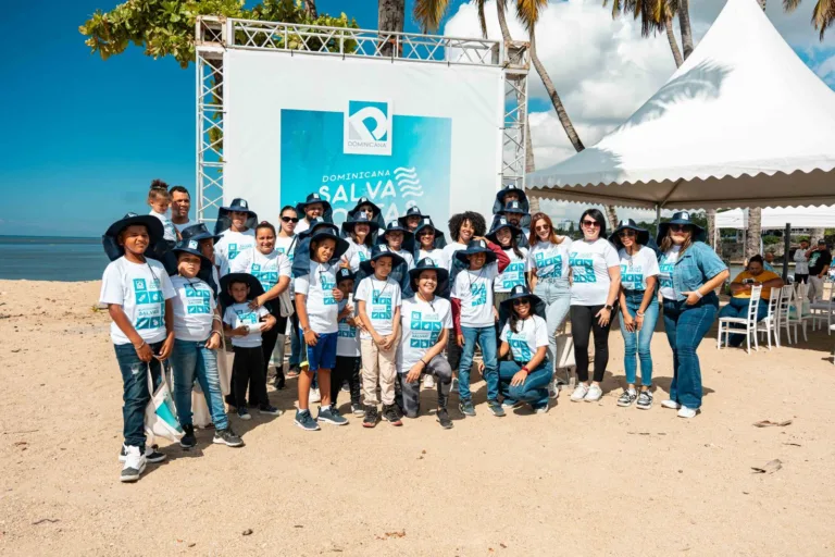 Dominicana-de-Seguros-impulsa-jornada-de-limpieza-en-la-playa-Montesinos-2.jpeg