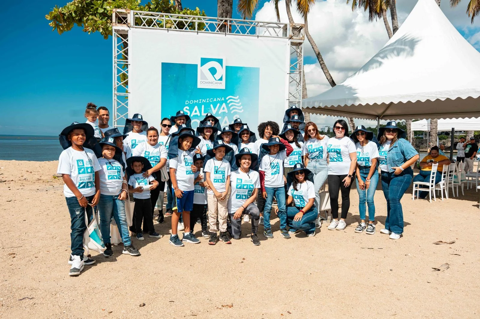 Dominicana-de-Seguros-impulsa-jornada-de-limpieza-en-la-playa-Montesinos-2.jpeg