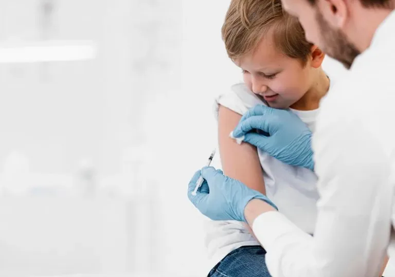 Latinoamérica enfrenta crisis en coberturas de vacunación infantil: el resurgimiento de enfermedades prevenibles amenaza a la región