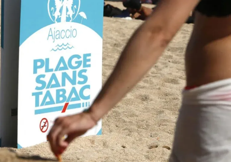 Francia prohíbe los cigarrillos en playas, parques y alrededores de los colegios