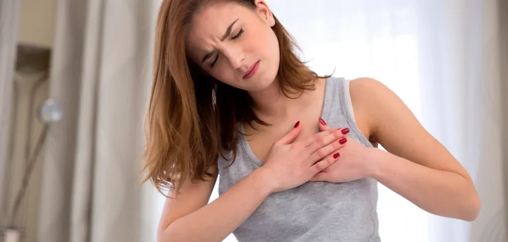 Dolor de pecho en mujeres es síntoma de alerta poco valorado