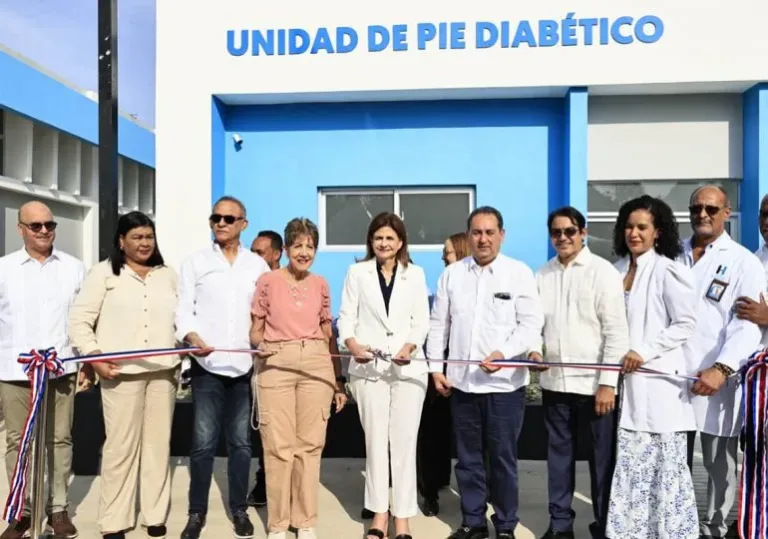 Puerto Plata.- La vicepresidenta de la República, Raquel Peña, junto al director del Servicio Nacional de Salud (SNS), Mario Lama, entregó este viernes la segunda Unidad de Pie Diabético, en el Hospital Municipal de Imbert, como parte de una estrategia nacional que contempla la instalación de diez nuevas unidades en distintos puntos del país. “Con la inauguración de esta nueva Unidad de Pie Diabético, reafirmamos nuestro compromiso con un principio fundamental: que la salud debe ser un derecho, no un privilegio, y que cada dominicano y dominicana, sin importar dónde viva, debe tener acceso a atención médica digna y oportuna”, externó Peña. La vicemandataria explicó que la diabetes es una de las principales amenazas a la salud y que gracias a esta unidad, se podrá detectar de forma más temprana los riesgos y realizar intervenciones antes de que las complicaciones avancen, además de reducir drásticamente las amputaciones. “Esta unidad se suma a la que ya funciona en el Hospital Marcelino Vélez Santana, como parte de una estrategia nacional diseñada y ejecutada bajo el liderazgo del presidente Luis Abinader, para acercar servicios especializados a nuestras localidades”, dijo la vicemandataria. El director ejecutivo del SNS, doctor Mario Lama, afirmó que “con el respaldo firme del presidente Luis Abinader, “Hemos logrado avances sin precedentes en la Red Pública de Servicios de Salud, con 75 hospitales remozados y equipados en todas las provincias del país. Hoy entregamos esta moderna Unidad de Pie Diabético en el municipio de Imbert, que beneficiará directamente a más de 22 mil habitantes, al tiempo que descongestionará al hospital Ricardo Limardo y acercará servicios especializados a comunidades que antes debían recorrer largas distancias para recibir atención”. El titular del SNS agregó que “Esta unidad es la segunda de una red nacional de diez que estamos habilitando para brindar atención digna, continua y oportuna a pacientes con diabetes. Además, avanzamos en la entrega de nueve unidades oncológicas, ocho de hemodiálisis y nuevos hospitales traumatológicos, lo que elevará a 28 las unidades especializadas creadas durante esta gestión. Con hechos concretos seguimos transformando el acceso a una salud pública moderna y eficiente”. Explicó que el moderno espacio implicó una inversión total de RD$34,847,433.87, de los cuales RD$30,863,818.06 fueron destinados a obras de infraestructura y RD$3,983,615.81 a equipamiento médico. Cuenta con dos consultorios, área de curas limpias con cuatro cubículos, baño, estación de Enfermería, dos salas de curas sucias, quirófano menor, cuarto de esterilización y sala de observación con dos cubículos. Además, incluye áreas de apoyo como sala de espera, baño común, registro de pacientes, cuarto eléctrico y oficina administrativa. Con esta segunda entrega, el SNS avanza en la conformación de una Red Pública más resolutiva, equitativa y centrada en la atención de condiciones dignas, como parte del compromiso del Gobierno de llevar servicios especializados a todos los rincones del país. En la inauguración estuvieron presentes la senadora de Puerto Plata, Ginette Bournigal; el director del Instituto Dominicano de Aviación Civil (IDAC), Igor Rodríguez; la alcaldesa de Imbert, María Elena Ramos; el director regional de Salud, doctor Bernardo Hilario; la directora del Hospital Municipal de Imbert, doctora María Flores; el director provincial de Salud, Junior Hernández y personal médico, de enfermería, bioanálisis e imágenes del centro de salud.