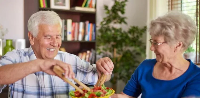 Una alimentación equilibrada es fundamental para conservar la vitalidad, prevenir caídas y mantener la fuerza e independencia funcional en la tercera edad, afirma el nutricionista y catedrático de Ciencias del Deporte de la Universidad Europea, Vicente Javier Clemente. Además, explica que uno de los principales riesgos asociados al envejecimiento es la sarcopenia, la pérdida progresiva de masa y fuerza muscular. "Si no se presta atención a la dieta y al ejercicio, esta puede iniciarse desde los 50 años y dificultar tareas cotidianas como subir escaleras o cargar bolsas", advierte. Para contrarrestar estos efectos, recomienda seguir el patrón mediterráneo, con abundancia de frutas, verduras, proteínas de calidad, cereales integrales y grasas saludables. Por otro lado, el experto señala que es común en mayores la baja ingesta de proteínas o el consumo excesivo de ultraprocesados, así como la insuficiencia en el consumo de agua. Sin embargo, incluir proteínas en cada comida, aumentar la ingesta de alimentos frescos y mantener una correcta hidratación "puede suponer una notable mejoría en pocos días". En este sentido, Clemente aconseja repartir la proteína diaria, entre 1,2 y 1,5 gramos por kilo de peso, a lo largo de las comidas principales y meriendas. Así, una persona de 70 kilos debería tomar entre 84 y 105 gramos diarios. "Este reparto, acompañado de actividad física regular, ayuda a preservar la masa muscular y la movilidad", asegura. Además, para facilitar una dieta completa, el catedrático recomienda planificar menús variados, adaptar texturas en caso de dificultad para masticar y procurar que la persona mayor no coma sola. "La compañía y una presentación atractiva del plato son tan importantes como los nutrientes que contiene", apunta.