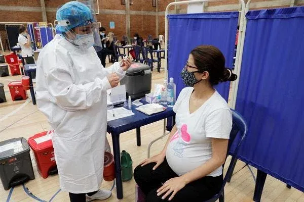 Niños infectados por covid en el embarazo, antes de las vacunas, presentan retrasos en el desarrollo cognitivo