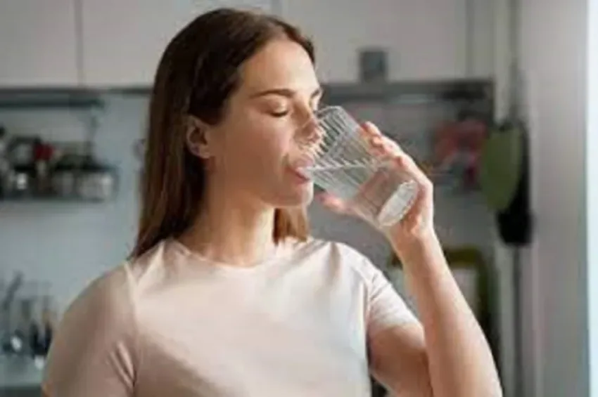 Beber poca agua eleva el cortisol y aumenta el riesgo de estrés, según estudio