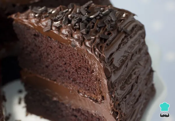 Receta de Torta húmeda de chocolate decorada