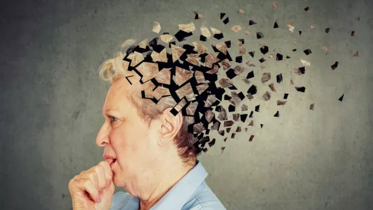 Alzheimer: señales de alerta y factores de riesgo a los que debemos prestar atención