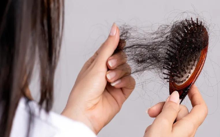 Estilista hace recomendación cuidados del cabello en verano