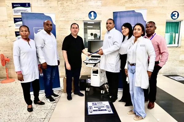 SNS entrega equipos y supervisa obras hospitalarias