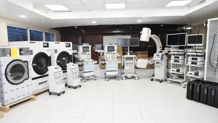 Fortalecen hospitales del Este de la RD con equipos médicos