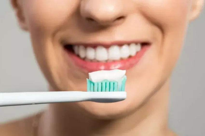 La forma correcta de cepillarse los dientes, según expertos