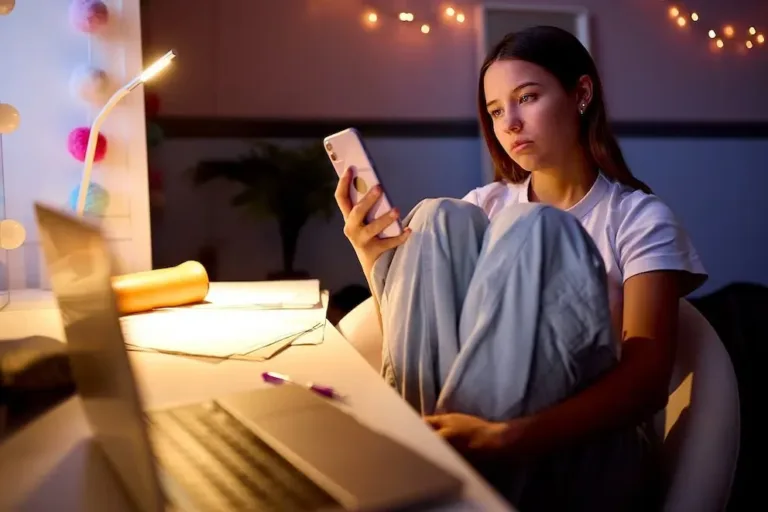Adolescentes y jóvenes buscan apoyo en chatbots de IA para su salud mental