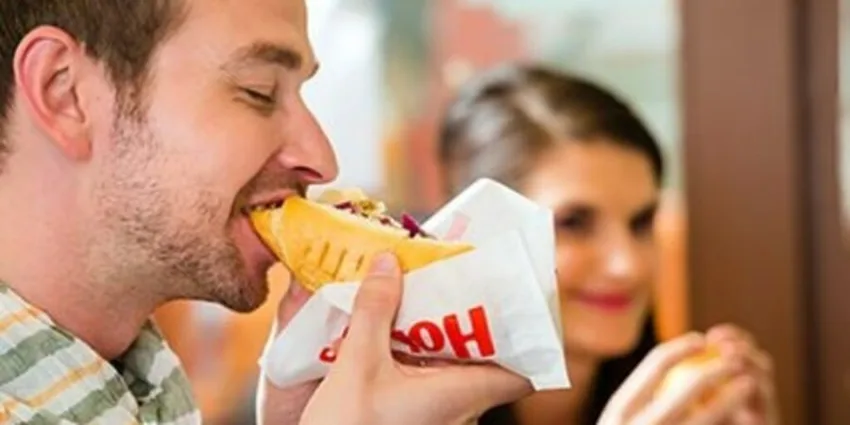 Consumo de ultraprocesados explicaría aumento de cáncer de colon en jóvenes, según estudio