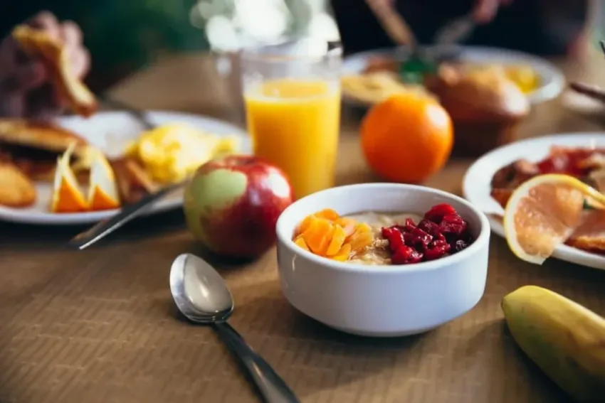 Bióloga en microbiota recomienda desayunar a las nueve y cenar a las cuatro
