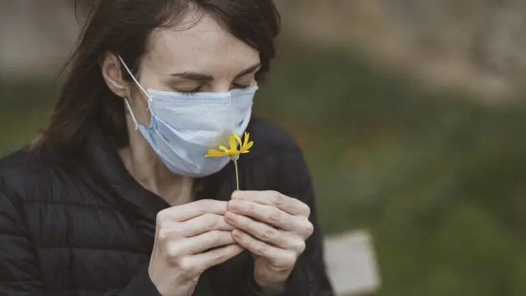 Por qué tu olfato sigue afectado tras la COVID-19 y qué puedes hacer