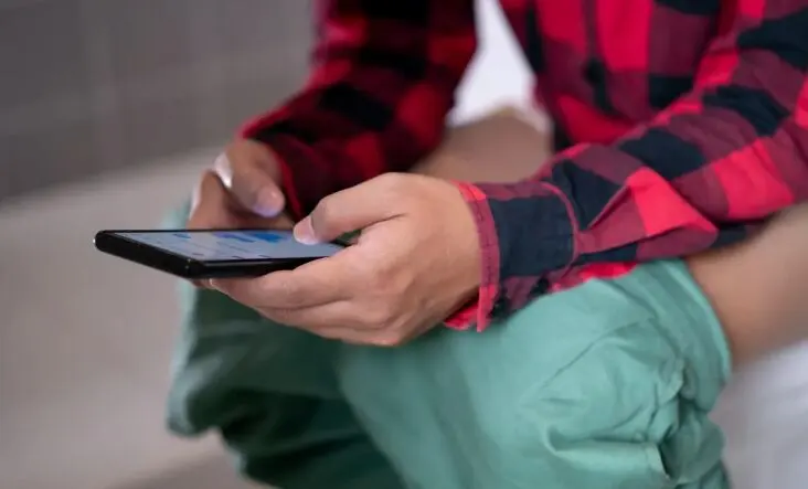 Alertan sobre riesgo médico asociado con el uso del teléfono en el baño